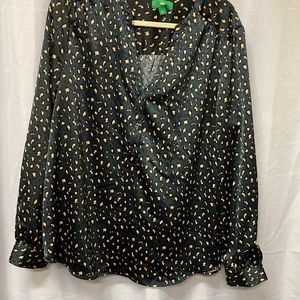 V neck 2- Button Poly Spandex Top (L)